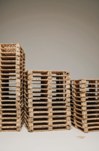 pilhas_de_pallets_de_madeira_novos_local_organizado_e_bonito_msfmkv95vvalrglifby8_3.png